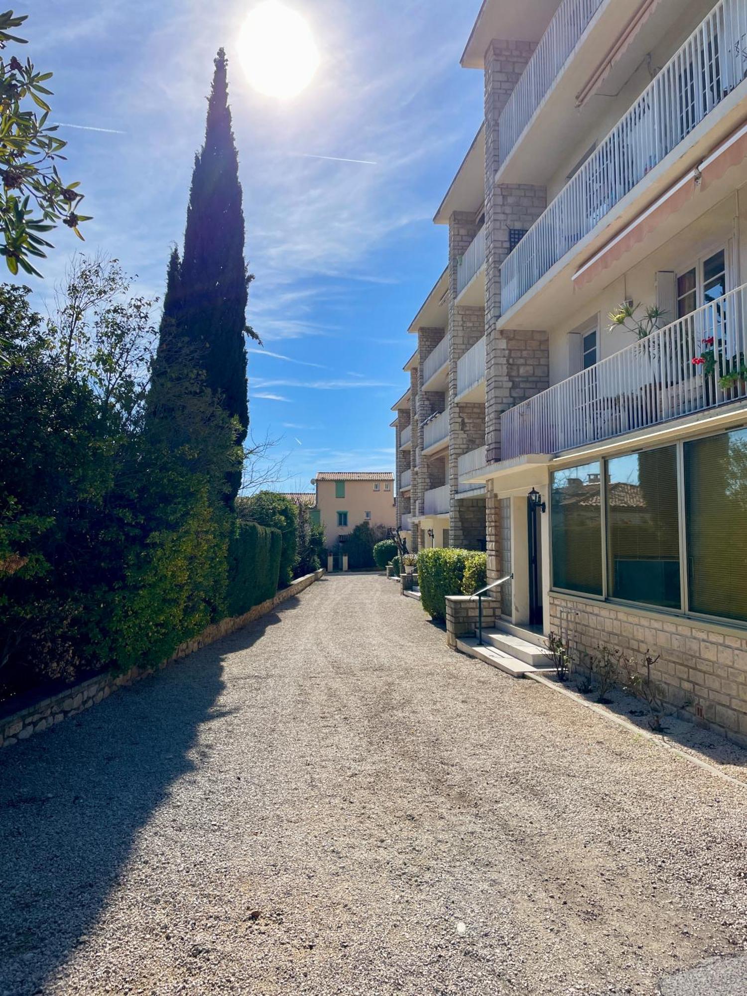 Au Coeur Et Au Calme De Bandol, Parking Et Climatisation Apartment Luaran gambar